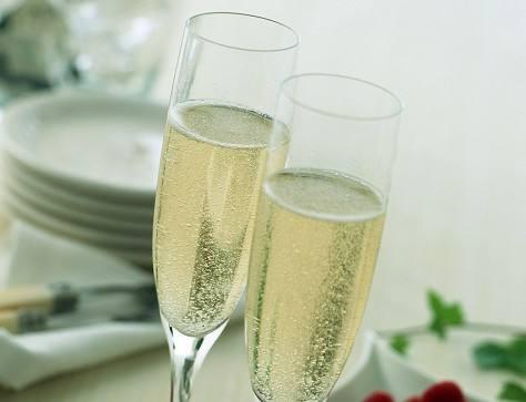 Special pouring method of champagne and other sparkling wine